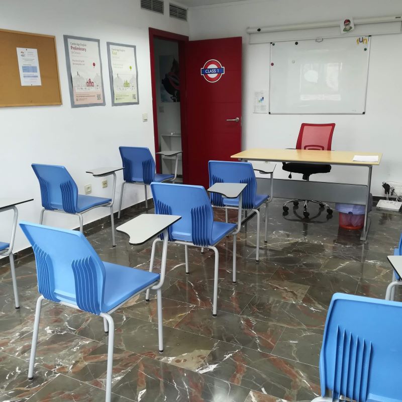 Aula de Academia YES con la mesa de la profesora